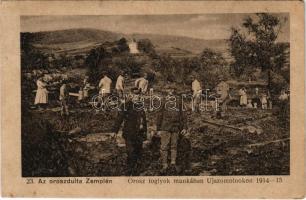 Újszomolnok, Szmolnik, Smolník (Takcsány, Stakcín); Az oroszdúlta Zemplén 23., orosz hadifoglyok munkában 1914-15. Varga Bertalan kiadása / WWI Russian POWs at work after their attack (EB)