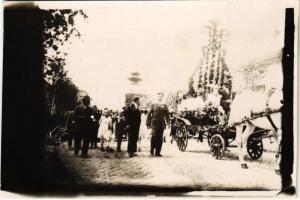 Mecenzéf, Alsó-Metzenzéf, Alsómecenzéf, Metzenzéf, Nizny Medzev; virágkarnevál, feldíszített lovas szekér / flower carnival with decorated horse cart. photo