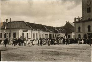 Mecenzéf, Alsó-Metzenzéf, Alsómecenzéf, Metzenzéf, Nizny Medzev; katolikus körmenet a templom előtt, Csereháti Bank, gyógyszertár, Bata üzlet / Catholic procession in front of the church, shops, pharmacy, bank. photo (fl)