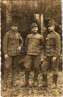 1917 Magyaros-völgy, első világháborús osztrák-magyar katonák kitüntetésekkel a román fronton Erdélyben / WWI K.u.k. Austro-Hungarian military, soldiers with medals in Transylvania. photo (szakadás / tear)