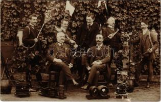 Szüret, férfiak szőlővel, permetezővel és borral, magyar folklór / Hungarian folklore, grape harvest. photo (b)