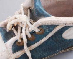 Tornacipő formájú kerámia váza, dísz. 20 cm régi fa dobozban