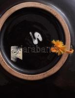 Holló Katalin által készített dísztányér, rokkán szövő hölgyet ábrázoló álomszerű jelenettel díszítv...