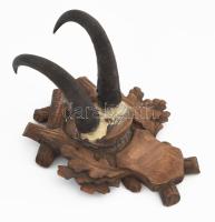 Antiik trófea, díszes faragott talpon, m: 21 cm