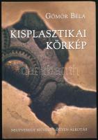 Gömör Béla: Kisplasztikai körkép. 41 művész 50 alkotása. A szerző, Gömör Béla által Matits Ferenc művészettörténész, művészeti író,  egyetemi tanárnak DEDIKÁLT! Bp., 2005, GMR Reklámügynökség. 114+1 p. Gazdag képanyaggal illusztrált. Benne Csíkszentmihályi Róbert, Fajó János, Ferrenczy Béni, Kass János, Kisfaludi Strobl Zsigmond, Kő Pál, Mattis Teutsch János, Medgyessy Ferenc, és mások. Kiadói kartonált papírkötés.