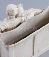 Hertwig - Katzhutte szecessziós szerelmespár figurájával díszített jardiniere. Biszkvit porcelán, je...