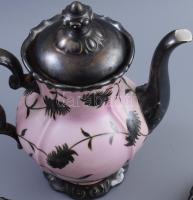 cca 1920, Mályavszín alapon ezüstözött Bavaria szecessziós kanna és 4 darab csésze alátéttel. Zömmel...