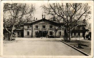 1941 Szabadka, Subotica; vasútállomás, automobil / railway station, automobile (fa)