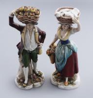 Capodimonte gyümölcshordó és ruhahordó figura pár, jelzett, férfi nyaka ragasztott, kis sérülésekkel, m: 16 cm