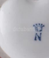 Capodimonte gyümölcshordó és ruhahordó figura pár, jelzett, férfi nyaka ragasztott, kis sérülésekkel...