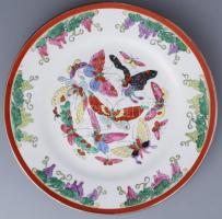 cca 19. sz. második fele, kínai Famille Rose "Grape and Butterflies" mintás export porcelán dísztányér, jelzett, kézzel festett, d: 26 cm