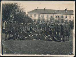 1929 Miskolc, katonák csoportképe a Huszár Ferenc József laktanya előtt, fotó 12x9 cm