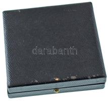 Cyránszki Mária (1940-2018) 1975. "Dunaújváros 1950-1975" bronzozott Al emlékérem, dísztok...