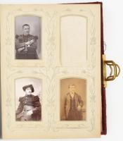 cca 1900, Szecessziós bársonybevonatú fotóalbum, benne pár korabeli fotóval, közte militária témájú ...