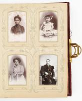 cca 1900, Szecessziós bársonybevonatú fotóalbum, benne pár korabeli fotóval, közte militária témájú ...