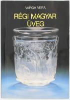 Varga Vera: Régi magyar üveg. Bp., 1989, Képzőművészeti Kiadó. Színes fotókkal illusztrálva. Kiadói papírkötés.