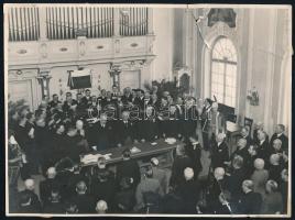 ~1936 Miskolc, Zenepalota, Daláregylet hangversenye, Fekete Bertalan polgármester és Homrogdi Lichtenstein László főispán. Frisch Oszkár fényképészeti fotoriporter Miskolc, Horthy Miklós tér 9., szakadások 23,5x17,5 cm