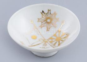 Japán porcelán katonai szakés csésze. cca 1940-1944, dupla zászló díszítéssel, pereménél kis repedésvonallal, d: 9,5 cm, m: 4 cm