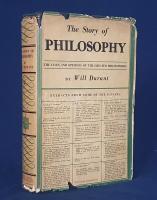 Durant, Will: The Story of Philosophy. The Lives and Opinions of the Greater Philosophers. New York, (1927). Garden City Publishing - Simon and Schuster Inc. 1 t. (címkép) + XIII (helyesen XI) + [1] + 592 p. + 3 t. (kétoldalas). Will Durant (1885-1981) amerikai történész, népművelő, pedagógus. Olvasmányos stílusban megírt filozófiatörténeti összefoglalója a legnagyobb gondolkodók korrajzba ágyazott, egymás után sorakoztatott pályaképei alapján rajzolja meg a nyugati filozófia történetét, Platóntól Arisztotelészig, Francis Bacontól Spinozáig, Voltaire-től Kantig, Nietzschétől Herbert Spencerig. Az elsősorban a művelődni vágyó munkásosztály számára készült munka először füzetekben, a ,,Little Blue Books" sorozatban jelent meg, 1922-1926 között, kötet formában először 1926-ban látott napvilágot. Will Durant munkája a valaha írt legsikeresebb filozófiatörténetek közül való, írója a kötet honoráriumából világ körüli utazásra indulhatott. Magyar kiadása 1931-ben jelent meg, ,,A gondolat hősei" címmel, Benedek Marcell fordításában. Aranyozott gerincű, vaknyomásos kiadói egészvászon kötésben, felül színes festésű lapszélekkel, színes, enyhén hiányos kiadói védőborítóban. Jó példány.