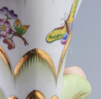 Herendi Viktória mintás váza, plasztikus virágdíszítéssel, jelzett, egyik virágon lepattanással m: 1...