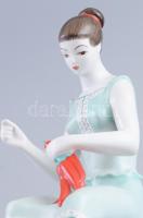 Hollóházi paprikát fűző nő. Jelzett, hibátlan, m: 25,5 cm