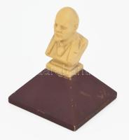 Lenin büszt. cca 1960, bakelit, fa talapzaton, m: 1 cm