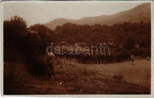 Budva, Hinrichtung des Bürgermeisters (Srzentic?) von Budua Hochverrat, Urteilsverlesung / Budva polgármesterének hazaárulás miatti kivégzése, az ítélet felolvasása, Első világháborús osztrák-magyar katonák / Execution of the Mayor of Budva for High Treason, reading of the verdict, WWI K.u.k. Austro-Hungarian military photo