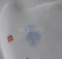 Zsolnay korsós lányka, kézzel festett, jelzett, hibátlan, m: 7,5 cm