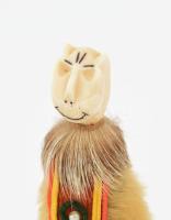 Csont fejű figura, festett csont, faragott. Szőrmés testtel 13 cm