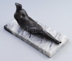 Kósa-Huba Ferenc (1910-1983): Fekvő női akt. Bronz, jelzés nélkül, márvány talapzattal, melytől elvált, szobor 26x13 cm. Proveniencia: A beadó a művész örökségéből kapta ajándékba.