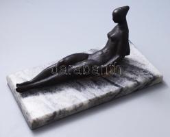Kósa-Huba Ferenc (1910-1983): Fekvő női akt. Bronz, jelzés nélkül, márvány talapzattal, melytől elvá...