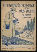 Kiss Zoltán: A fényképezés kézikönyve. Gyakorlati útmutató a kezdő és az előrehaladott fényképezők részére. Útmutatás a fényképezés művészi irányban való műveléséhez. 97 ábrával és 15 képmelléklettel. Szombathely, 1916., Szerzői,(Egyházmegyei-ny.), VII+VIII t. + 191+1 p. 5. kiadás. Kiadói illusztrált papírkötés, az elülső borítón ceruzás bejegyzésekkel.