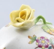 Herendi Viktória mintás szív alakú ékszeres doboz, sárga rózsa fogóval. Jelzett, minimális kopással,...