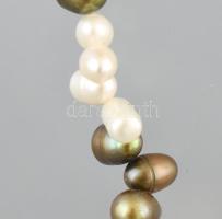 Dekoratív tenyésztettgyöngy nyaklánc, fehér és eozin zöld színű gyöngyökkel. h: 49 cm