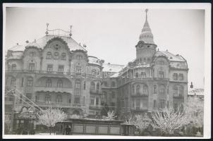 cca 1940 Szendrő István (1908-2000): Nagyvárad, Fekete Sas palota, előtte villamos, a hátoldalon feliratozott, pecséttel jelzett fotó, 11,5x18 cm / cca 1940 Oradea, Palatul Vulturul Negru, tram, vintage photo by István Szendrő (1908-2000), 11.5x18 cm