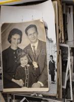 Egy cipősdoboznyi vegyes méretű és témájú fotó az 1970-es évektől