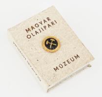 A Magyar Olajipari Múzeum. A magyar szénhidrogénipar története. Zalaegerszeg, 1987. Minikönyv, egészvászon kötésben, zománcozott plakettel