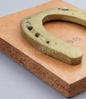 Szerencsepatkó falapon, 17x12 cm