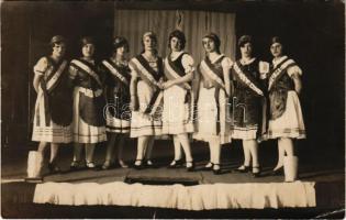 Szépségverseny Kolozsvár, Pozsony, Nagyvárad, Szabadka, Arad, Kassa, Fiume képviseletével, irredenta propaganda / Hungarian irredenta propaganda, beauty contest with representatives of Cluj, Bratislava, Oradea, Subotica, Arad, Kosice and Rijeka. photo (ragasztónyom / glue marks)