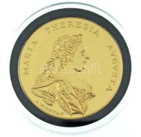 1741. "Mária Terézia pozsonyi koronázása" aranyozott fém emlékérem, jelzett replika, kapsz...