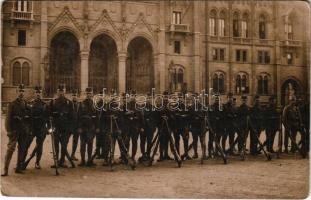 Budapest V. Osztrák-magyar katonák fegyvereikkel az Országház előtt. Schäffer Armin, photo (fl)