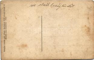 Budapest V. Osztrák-magyar katonák fegyvereikkel az Országház előtt. Schäffer Armin, photo (fl)