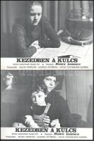 cca 1989 előtt készült, ,,Kezdetben a kulcs" című szovjet film jelenetei és szereplői, 6 db produkciós filmfotó (vitrinfotó, lobbyfotó) nyomdatechnikával sokszorosítva kartonpapírra, egyoldalas nyomással, a használatból eredő (esetleges) kisebb hibákkal, 18x24 cm