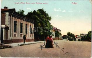 Galati, Galatz; Strada Mihai Bravu spre Gradina publica / street view, park (Rb)