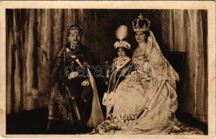 1917 IV. Károly és Zita királyné a kis Ferenc József Ottó trónörökössel. A Magyar Vöröskereszt Egylet Szeretetadomány Osztálya / Charles I of Austria, Queen Zita and Crown Prince Otto + "K.u.K. FELDHAUBITZ-BATTERIE Nr. ..." "Tábori Postahivatal 648" (ázott / wet damage)