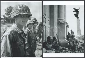 1943 Robert Capa (1913-1954) (eredeti neve Friedmann Endre) magyar - francia fotóriporter felvételei (Amerikai katonák Szicíliában), 2 db modern nagyítás, jelzés nélkül, a néhai Lapkiadó Vállalat fotóarchívumából 21x15 cm