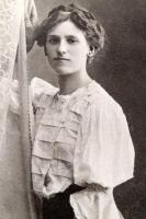 cca 1920-1970 Régi családi fotóalbum, kb. 180-200 fotóval. Haránt-alakú fotóalbumban, változó állapo...