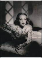 cca 1942 Marlene Dietrich német színésznő portréja, Pánczél György (1920-?) filmtörténész hagyatékából (film- és színházifotó gyűjteményéből) 1 db jelzés nélküli modern nagyítás, 21x15 cm