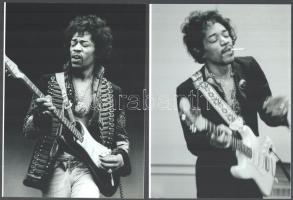 cca 1967 Jimi Hendrix (1942-1970) amerikai énekes, gitáros, zeneszerző, a néhai Népművelési Intézet könnyűzenei referensének gyűjteményéből 2 db modern nagyítás, jelzés nélkül, 21x15 cm