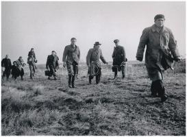 1956 Ata Kando (korábban Görög Etelka) (1913-2017) magyar - holland fotóművész felvétele (1956-os kivándorlók), a néhai Lapkiadó Vállalat központi fotólaborjának archívumából 1 db modern nagyítás, jelzés nélkül, 15x21 cm